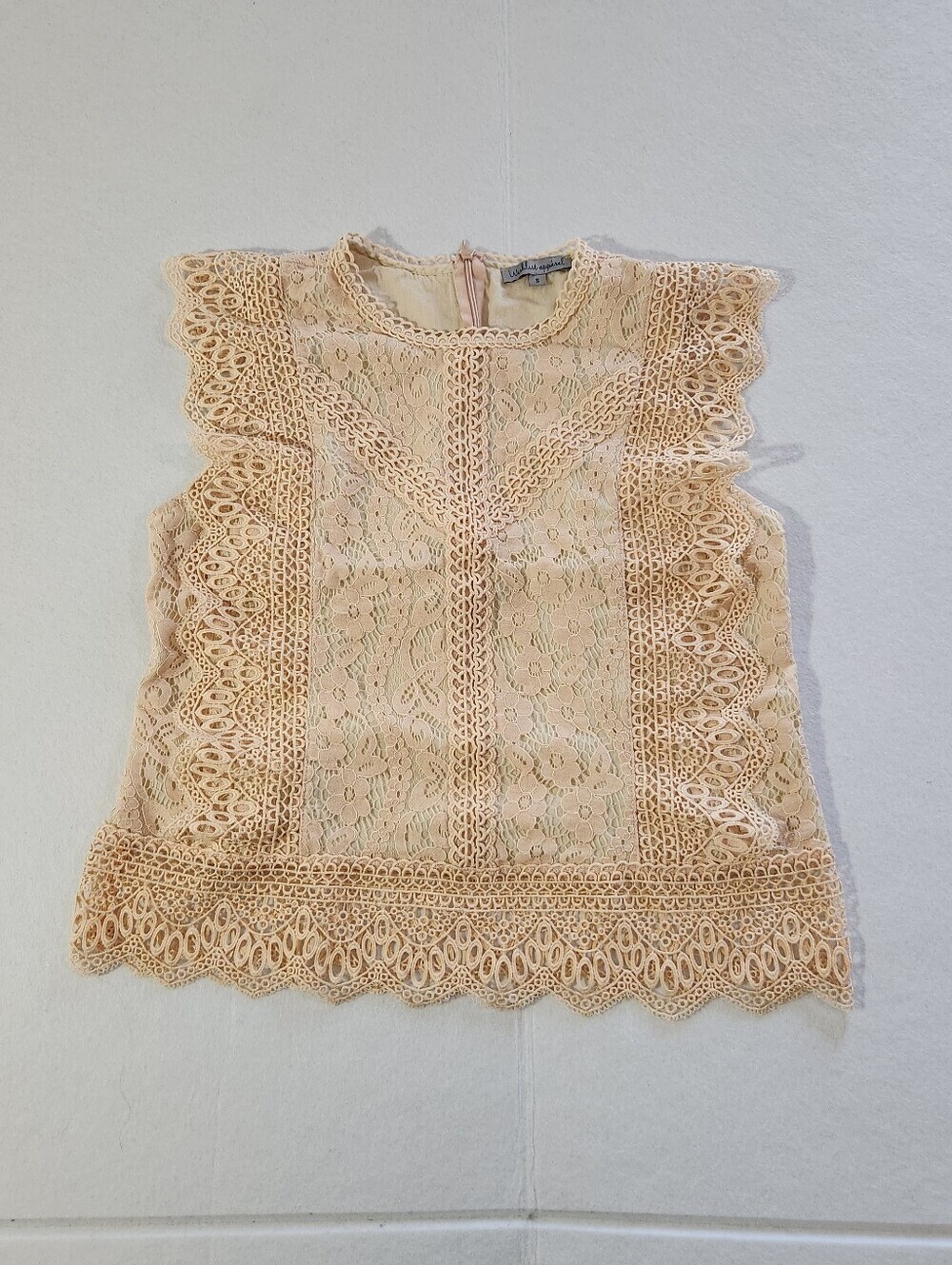 Wishlist Apparel Delicate Lace Cap-Sleeve Blouse in Peach Size Small